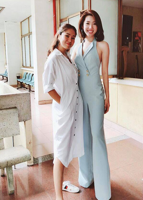 Lê Phương tỉnh giấc lúc 5 giờ sáng sau đó không ngủ lại được. Bởi vậy, khi tới phim trường, cô mắt nhắm mắt mở.