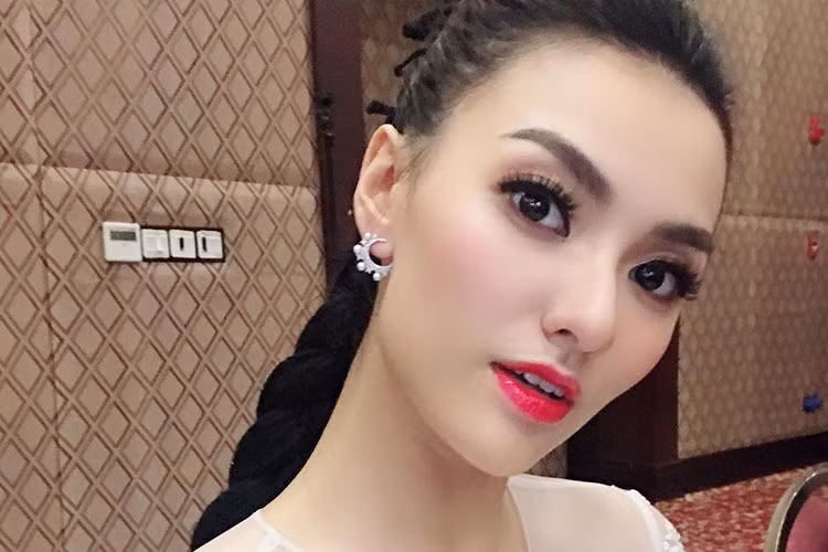 Hồng Quế tâm sự: “Mỗi người 1 cá tính, 1 tính cách riêng. Và chẳng ai là hoàn hảo cả. Vậy nên đừng có biến họ thành 1 con người khác hoàn hảo quá! Khó lắm nên bỏ qua đi”.