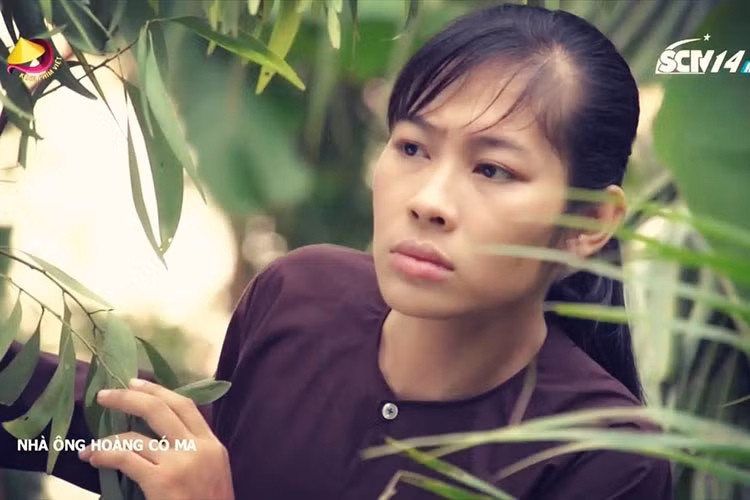 Thùy Trang tham gia diễn xuất nhờ từng có thời gian làm quản lý cho em gái. Đến nay, cô vẫn là cái tên rất nhờ nhạt.