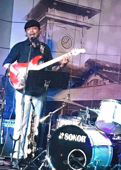 Thanh Hoàng trổ tài hát và chơi guitar.