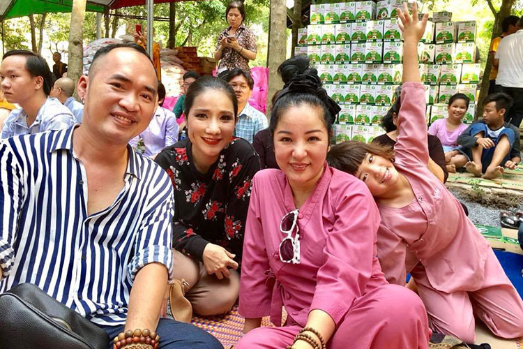 Thúy Nga, Cát Tường, Tiến Luật cùng đi làm từ thiện.
