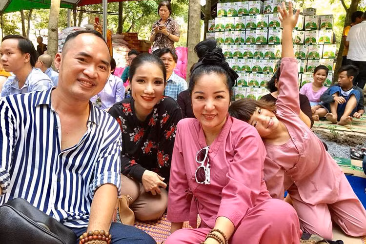 Thúy Nga, Cát Tường, Tiến Luật cùng đi làm từ thiện.