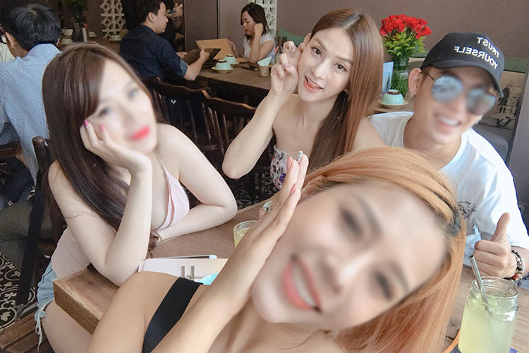 Giữa tin đồn phẫu thuật thẩm mỹ lỗi, Thu Thủy vui vẻ đi ăn cùng bạn bè.