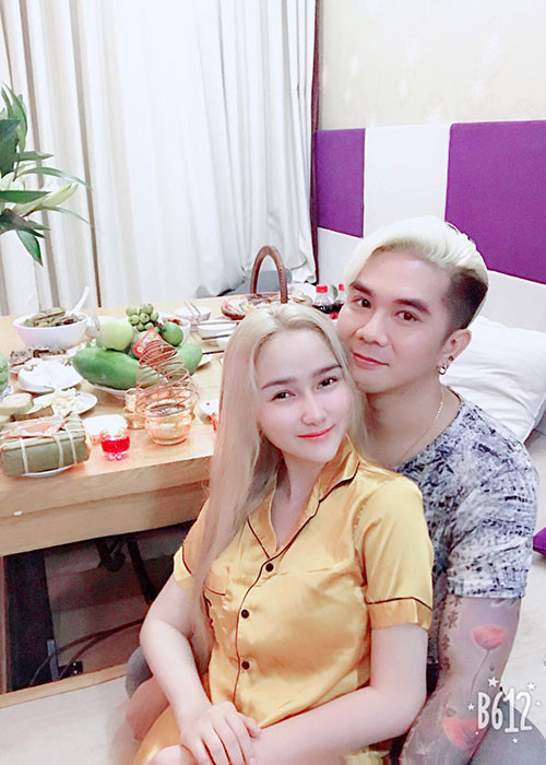Mới đây, trên trang cá nhân, Khánh Đơn khẳng định bạn gái Huỳnh Như là người đầu tiên anh gọi là vợ dù nam ca sĩ từng trải qua 2 lần đổ vỡ.