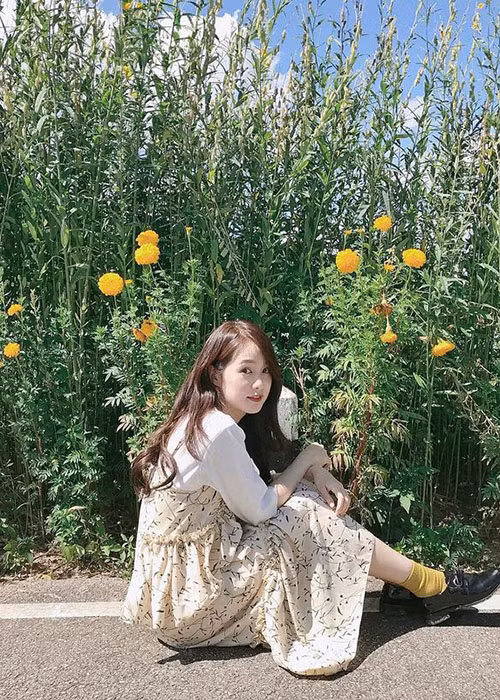 Các kiểu váy liền với độ dài quá gối cho phái đẹp vẻ ngoài thanh lịch mà cũng rất cuốn hút.