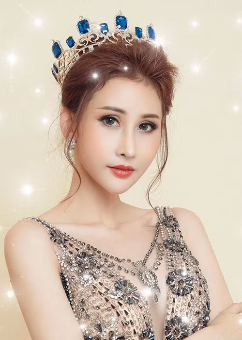 Chiến thắng của Chi Nguyễn trên đấu trường nhan sắc quốc tế khiến nhiều người bất ngờ. Trước thềm chung kết, người đẹp Vĩnh Long gặp sự cố bị cắt nát trang phục dân tộc.