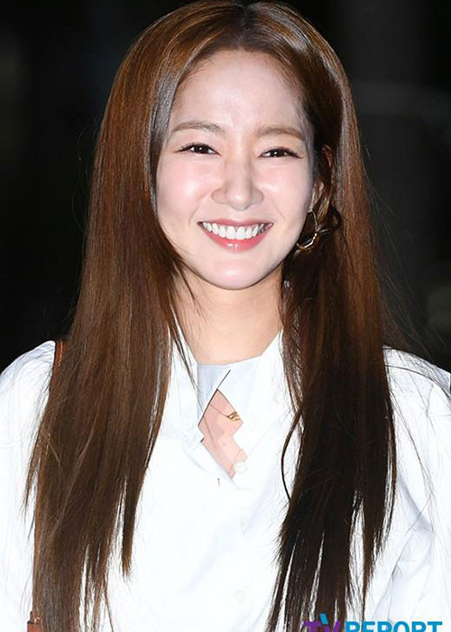 Park Min Young cười tươi rói khi đến tham gia tiệc mừng phim "Thư ký Kim". Ảnh: Tvreport