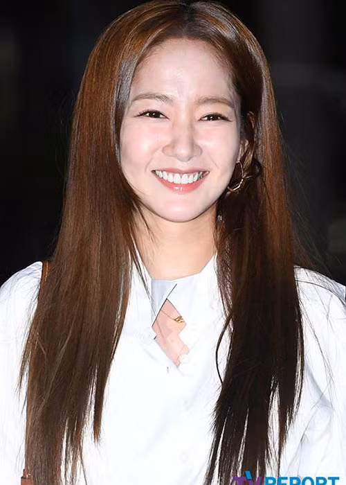 Park Min Young cười tươi rói khi đến tham gia tiệc mừng phim "Thư ký Kim". Ảnh: Tvreport