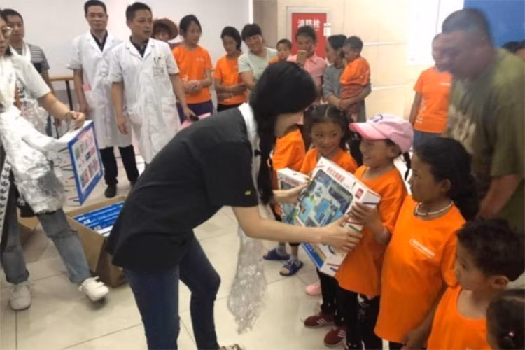 Phạm Băng Băng còn trao quà cho các bệnh nhi được điều trị và mổ tim miễn phí nhờ dự án từ thiện do Phạm Băng Băng sáng lập. Ảnh: Sina