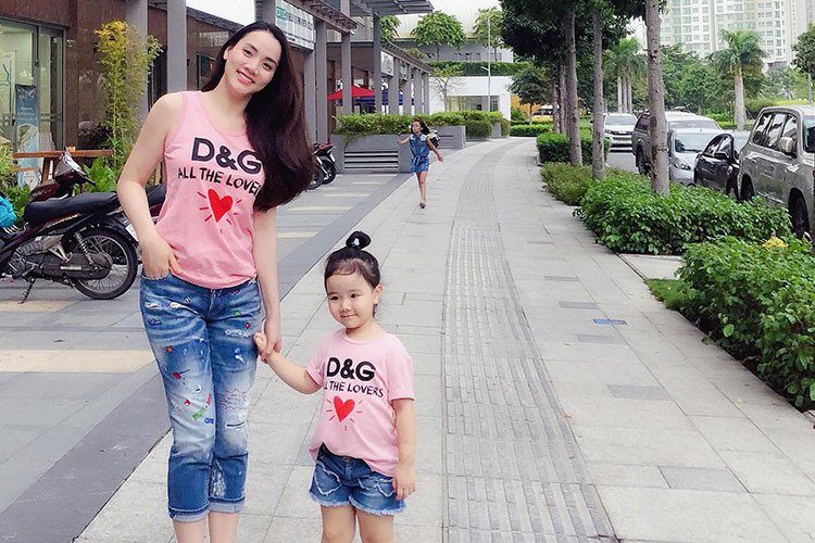 Trang Nhung tâm sự điều thích nhất khi có con gái là được mặc đồ đôi.