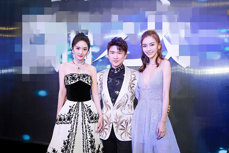 Hai nữ diễn viên khoe vẻ gợi cảm tại một sự kiện giải trí. Ảnh: 163