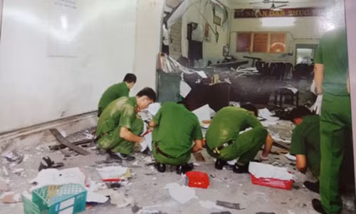 Hiện trường vụ nổ tan hoang tại trụ sở Công an phường 12, Q.Tân Bình.