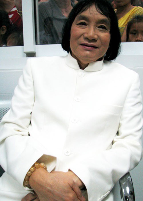 Lần thứ hai Minh Vương ra tòa bắt nguồn từ việc ông được một fan nữ cho vay tiền mua nhà, sau đó người phụ nữ dính vào vụ án tham nhũng. Kết quả, tòa xử cho ông giữ lại căn nhà còn ông phải trả hết số tiền đó cho cơ quan thẩm quyền. Ảnh: Sankhau