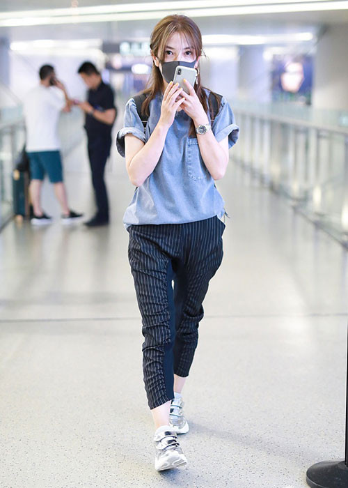 Tại sân bay, nữ diễn viên sinh năm 1976 chọn phong cách trẻ trung, năng động. Ảnh: Sina