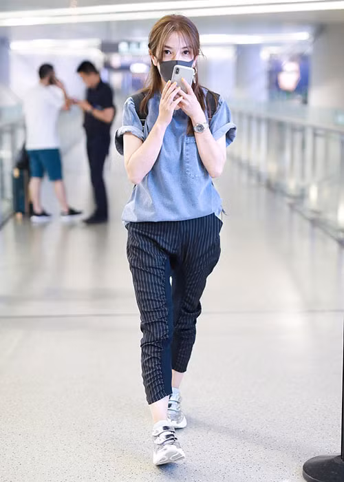 Tại sân bay, nữ diễn viên sinh năm 1976 chọn phong cách trẻ trung, năng động. Ảnh: Sina