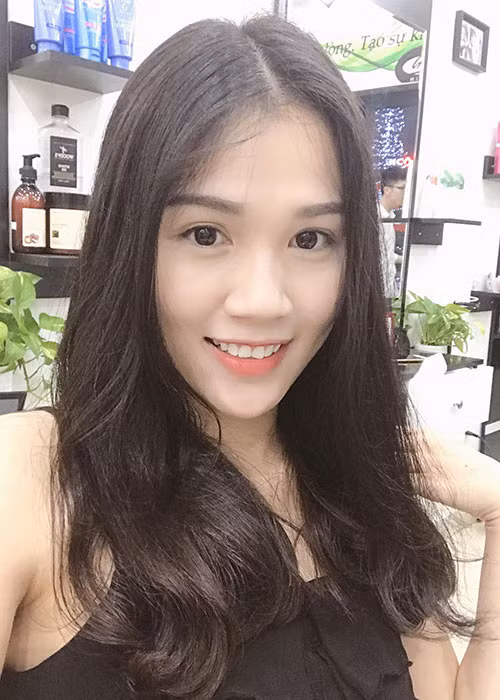 Khá "cứng tuổi" tại các cuộc thi nhan sắc, Minh Trang ghi điểm bởi khả năng giao tiếp tiếng Anh, Trung và Hàn.