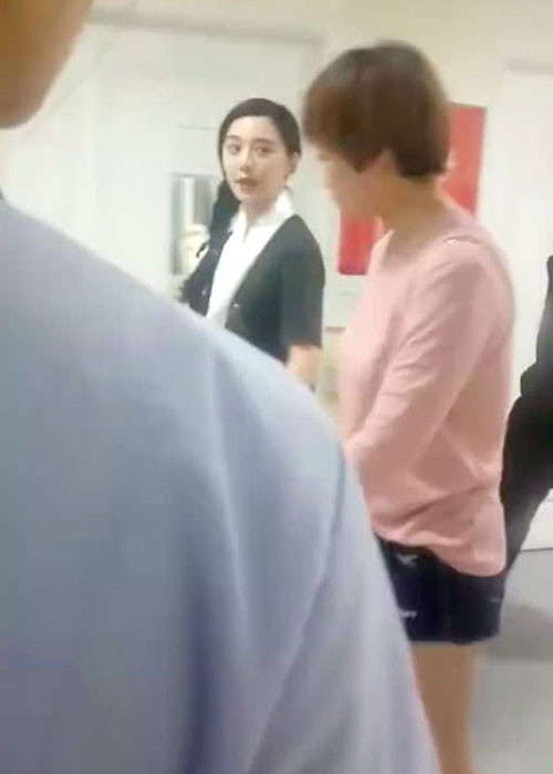 Chiều ngày 1/7, hình ảnh Phạm Băng Băng đến thăm các bệnh nhi ở một bệnh viện tại Thượng Hải được một số người bạn của cô chia sẻ trên trang cá nhân. Ảnh: Sina