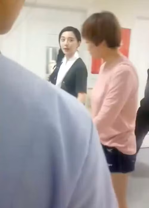 Chiều ngày 1/7, hình ảnh Phạm Băng Băng đến thăm các bệnh nhi ở một bệnh viện tại Thượng Hải được một số người bạn của cô chia sẻ trên trang cá nhân. Ảnh: Sina