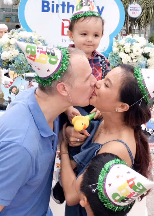 Tháng 9/2015, nữ diễn viên phim "Mùi ngò gai" hạ sinh cậu con trai Damian.