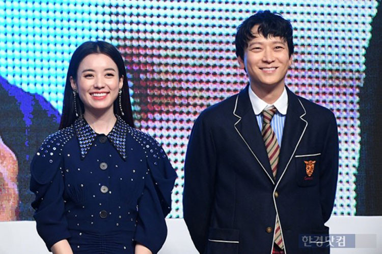 Tại sự kiện, cả hai được xếp đứng cạnh nhau. Ảnh: hankyung