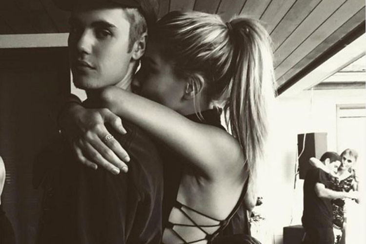 Chuyện tình cảm của Justin và Hailey được gia đình hai bên ủng hộ. Ảnh: FBNV