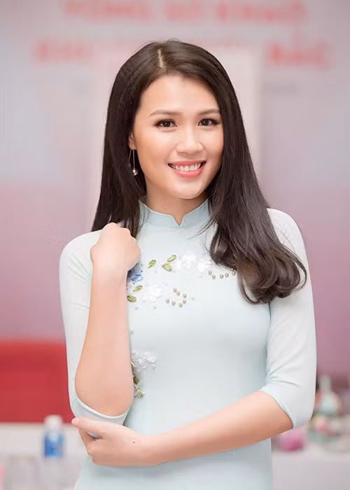 Minh Trang từng về nhất cuộc thi Hoa khôi Duyên dáng Xây dựng 2013, lọt top 45 Hoa hậu Hoàn vũ Việt Nam 2017.