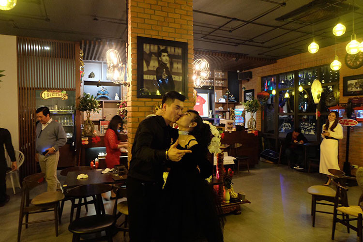 Mặc những lời bàn tán, Trương Nam Thành vẫn hạnh phúc bên bà xã hơn tuổi.