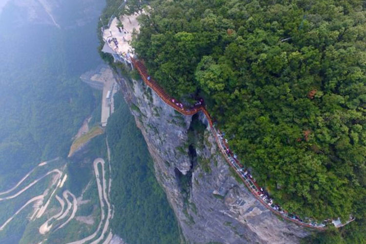 Từ lối đi dài 1.500 m này, nếu nhìn xuyên qua lớp kính dày 6,35 cm, những khách du lịch can đảm đứng đây có thể ngắm nhìn toàn cảnh Đại lộ Thiên Môn Sơn ở phía dưới cách 1.400 m. Đây là đại lộ nổi tiếng có tới 99 khúc cua gấp cong đầy nguy hiểm. Ảnh: Bbc.com.