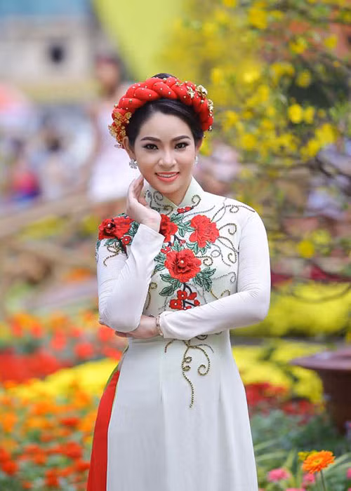 Năm 2015, Phạm Hoàng Yến giành danh hiệu Á khôi của cuộc thi Người đẹp Doanh nhân. Ảnh: FBNV