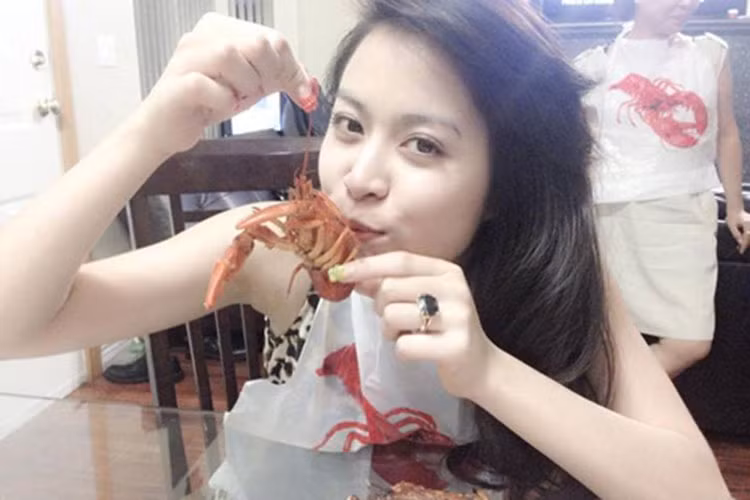 Dù không son phấn, gương mặt của Hoàng Thùy Linh vẫn thu hút với những nét đẹp tự nhiên.