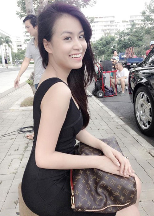 Hoàng Thùy Linh khoe gương mặt rạng rỡ cùng vóc dáng gợi cảm.