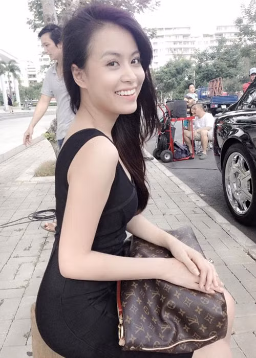 Hoàng Thùy Linh khoe gương mặt rạng rỡ cùng vóc dáng gợi cảm.