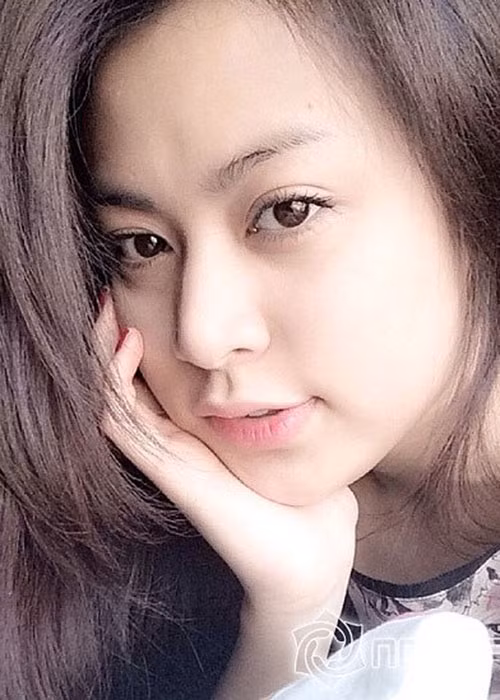 Làn da mịn màng, đôi mắt to tròn và bờ môi quyến rũ là lợi thế khi giọng ca gốc Hà thành để mặt mộc.