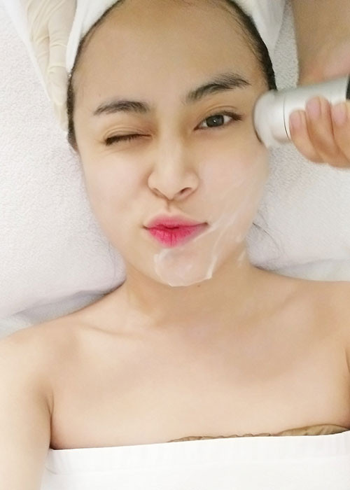 Hoàng Thùy Linh tỏ ra rất tự tin với gương mặt ít trang điểm của mình.