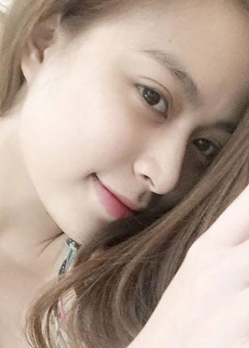 Không cần sự hỗ trợ của công nghệ trang điểm, gương mặt của Hoàng Thùy Linh vẫn đẹp hút hồn.