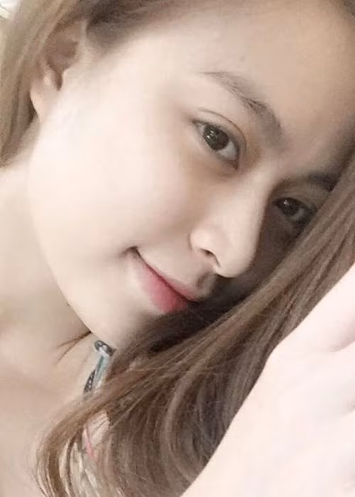 Không cần sự hỗ trợ của công nghệ trang điểm, gương mặt của Hoàng Thùy Linh vẫn đẹp hút hồn.
