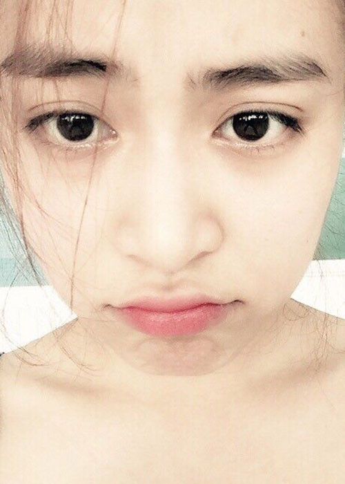 Nữ ca sĩ sinh năm 1988 khoe mặt mộc với biểu cảm vô cùng đáng yêu.