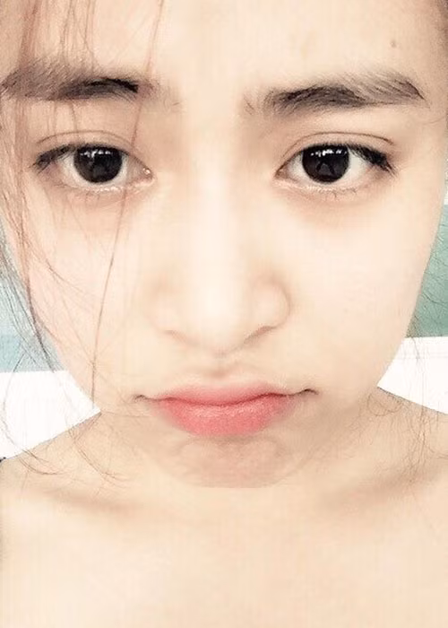 Nữ ca sĩ sinh năm 1988 khoe mặt mộc với biểu cảm vô cùng đáng yêu.