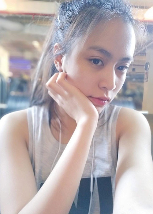 Để mặt mộc ngoài đời, giọng ca "Rơi" ăn mặc khá giản dị, không váy áo gợi cảm, lộng lẫy như khi đi diễn.