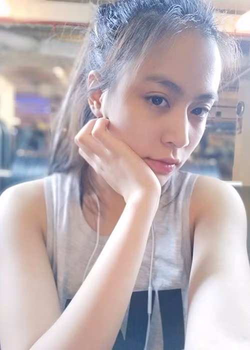 Để mặt mộc ngoài đời, giọng ca "Rơi" ăn mặc khá giản dị, không váy áo gợi cảm, lộng lẫy như khi đi diễn.