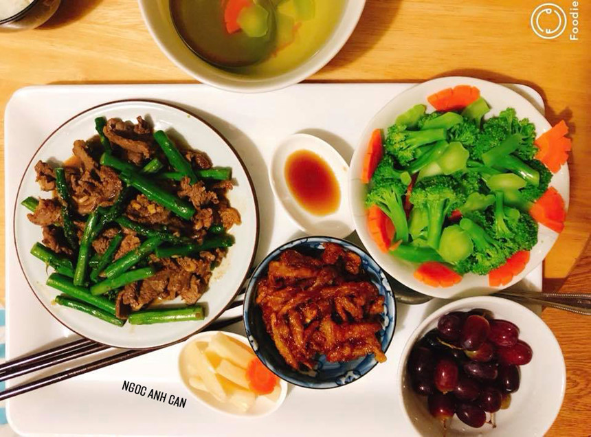 Thực đơn 5: Thịt bò xào măng tây, cá cơm chiên giòn sốt chua ngọt. Giảm ngấy với bông cải - cà rốt luộc và củ cải muối. Tráng miệng với nho tươi.