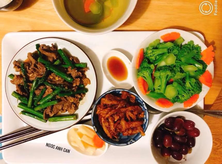 Thực đơn 5: Thịt bò xào măng tây, cá cơm chiên giòn sốt chua ngọt. Giảm ngấy với bông cải - cà rốt luộc và củ cải muối. Tráng miệng với nho tươi.