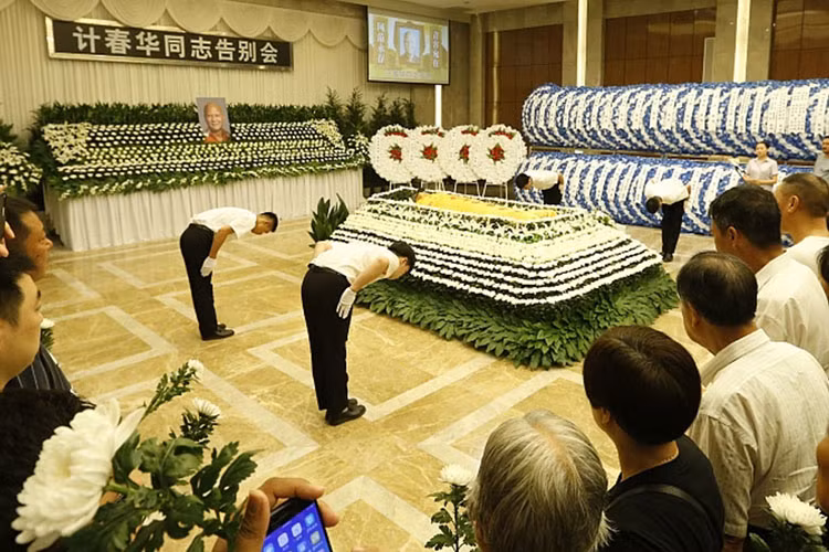 Cách đây 3 tháng, Kế Xuân Hoa phát hiện bị ung thư phổi giai đoạn cuối. Vốn kín tiếng, ông đã âm thầm đi chữa bệnh. Ảnh: Sina