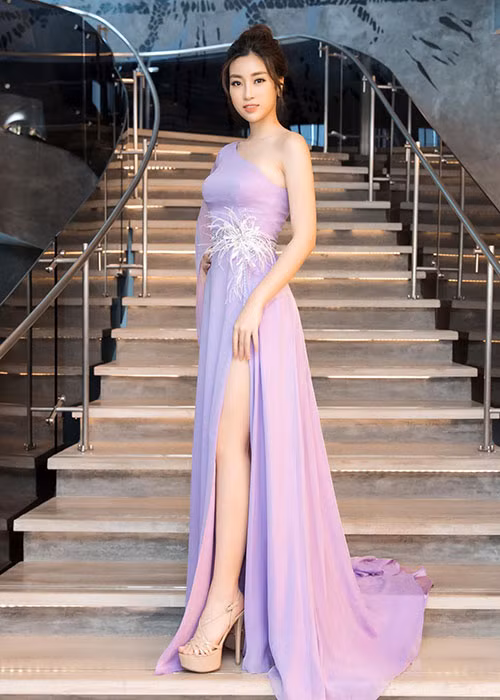 Váy xẻ tà cao giúp Đỗ Mỹ Linh khoe đôi chân nuột nà.