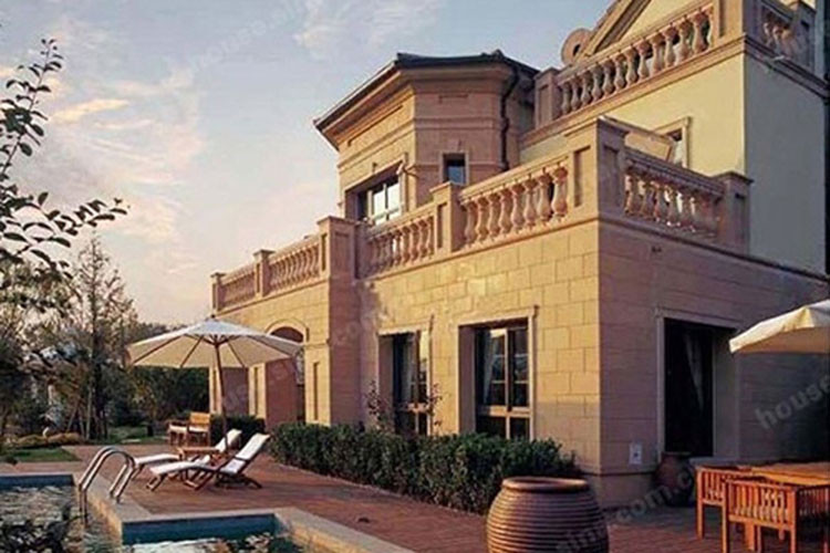 Còn biệt thự này được nữ hoàng gợi cảm mua từ năm 2011 nhưng không ở vì cô cảm thấy cô đơn và trống vắng trong chính ngôi nhà.