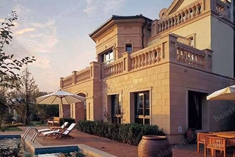 Còn biệt thự này được nữ hoàng gợi cảm mua từ năm 2011 nhưng không ở vì cô cảm thấy cô đơn và trống vắng trong chính ngôi nhà.