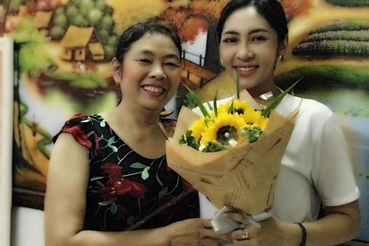 Thu Thảo cũng từng tâm sự rằng đôi lúc cô nghĩ bản thân mình vẫn chưa làm tròn chữ hiếu với bố mẹ, vì cô sống cho cộng đồng, xã hội nhiều hơn cho gia đình. May mắn, bố mẹ cô rất hiểu. Ảnh: FBNV