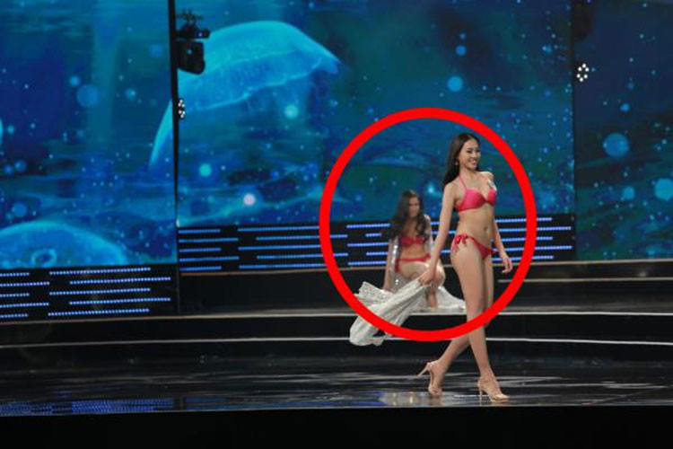 Trong chung kết Hoa hậu Hoàn vũ Việt Nam 2017, Tuyết Trang không may trượt chân và ngã đến hai lần trong phần thi trình diễn trang phục áo tắm. Ảnh: Zing