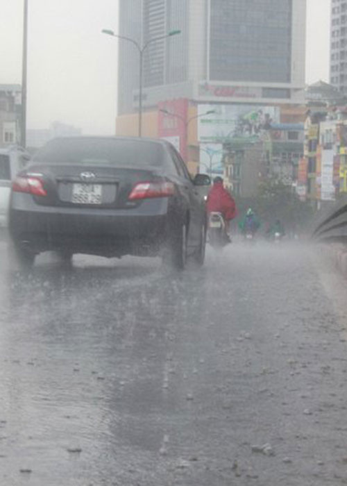 Một lúc sau, cơn mưa bắt đầu lớn dần khiến tầm nhìn của người tham gia giao thông bị hạn chế.