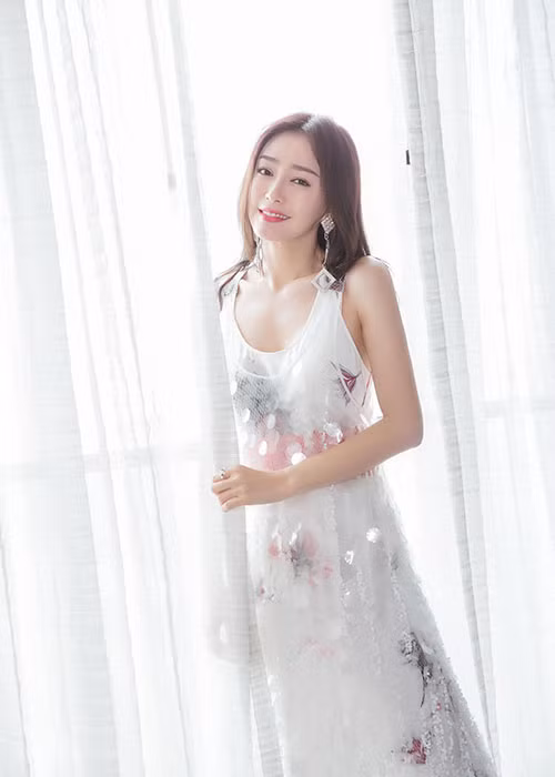 Nhan sắc của Tần Lam bị cho là đã đụng chạm dao kéo khi nhiều lần cô để lộ gương mặt cứng đờ. Ảnh: Weibo